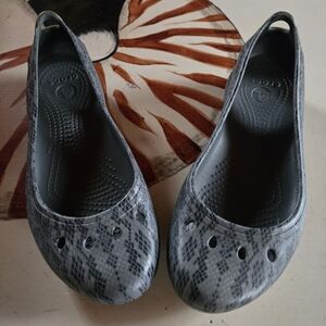 Crocs Kadee Flat Gray With Black Snakeskin Print Size 8